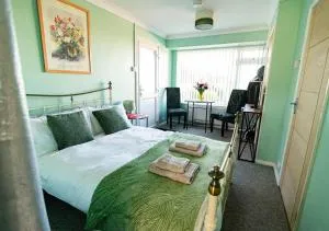 Broadstairs, Bays & Golf - Sleeps 2 - Kingsgate