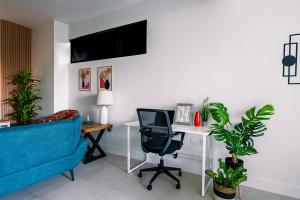 Parkhurst 303 King Bed Pool and Gym