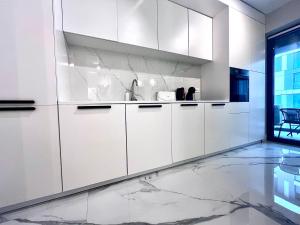 FLH - Golden Elegance Balcony Garage Therme Airport Smart TVs View KingSizeBed