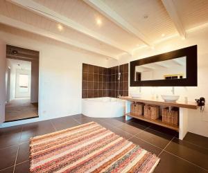 Maisons de vacances Maison de campagne avec piscine-jardin-wifi : photos des chambres