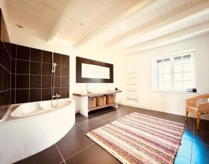 Maisons de vacances Maison de campagne avec piscine-jardin-wifi : photos des chambres