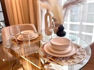 FLH - Golden Elegance Balcony Garage Therme Airport Smart TVs View KingSizeBed