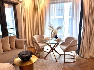 FLH Golden Elegance - Balcony, Garage & King Bed close to Therme and Airport