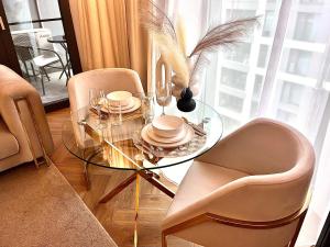 FLH Golden Elegance - Balcony, Garage & King Bed close to Therme and Airport