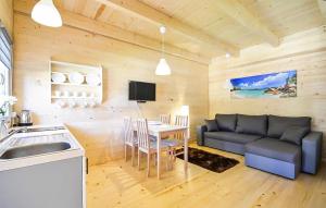 1 Bedroom Cozy Apartment In Pobierowo