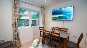 Easy 2 Manage Brand New 4 BRH, 3Bath Home Slough for 8 Guests Free Parking