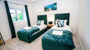 Easy 2 Manage Brand New 4 BRH, 3Bath Home Slough for 8 Guests Free Parking