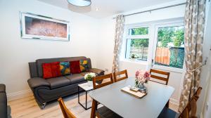 Easy 2 Manage Brand New 4 BRH, 3Bath Home Slough for 8 Guests Free Parking