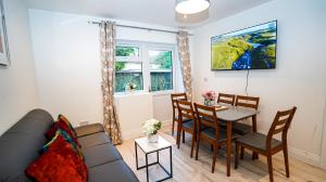 Easy 2 Manage Brand New 4 BRH, 3Bath Home Slough for 8 Guests Free Parking