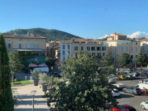 Duplex T3 climatisé centre terrasse parking payant