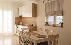 1 Bedroom Nice Apartment In Turanj