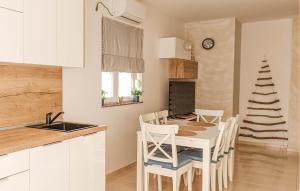 1 Bedroom Nice Apartment In Turanj