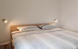 1 Bedroom Nice Apartment In Turanj