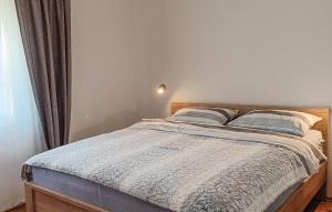 1 Bedroom Nice Apartment In Turanj