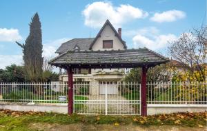 Nice Home In Montrichard