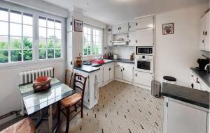 Nice Home In Montrichard