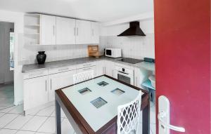 Nice Home In Montrichard