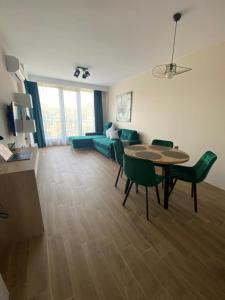 Modern 1BR Apart FREE Parking with Hill View