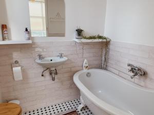 cute, sun-soaked apartment above the sea