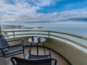 Sunny Seaview at Regency corner unit with 2 carpark by Shine Stay
