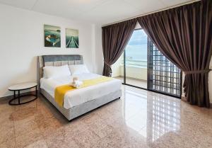 Sunny Seaview at Regency corner unit with 2 carpark by Shine Stay