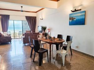 Sunny Seaview at Regency corner unit with 2 carpark by Shine Stay