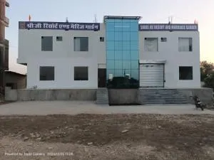 Shree jee resort - 奇陶尔加尔