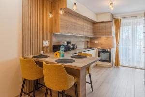 Yellow Oasis - Stylish City Stay