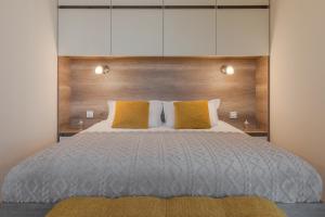 Yellow Oasis - Stylish City Stay