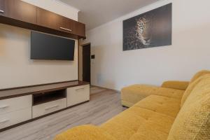 Yellow Oasis - Stylish City Stay