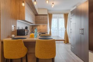 Yellow Oasis - Stylish City Stay