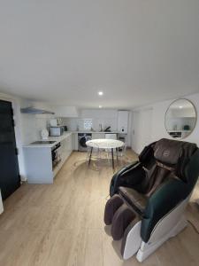 Appartements L09 Jacuzzi 5 Etoile by Villa Dengous : photos des chambres