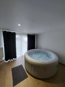 Appartements L09 Jacuzzi 5 Etoile by Villa Dengous : photos des chambres