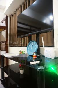 Spacious Unit Free Wifi & Netflix in Alabang TLB-1