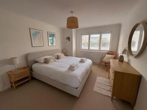 Harbourside garden flat with parking