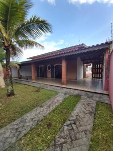 Linda casa com piscina a 100 metros da praia