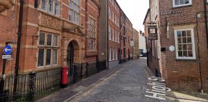 Modern 2-Bed Apartment in City Centre
