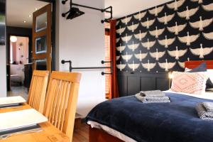 Stylish Escape With Wood-Fired Hot Tub