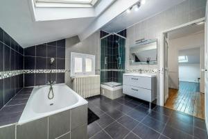 Maisons de vacances Le Ministere de la Paix - 15min to Gare du Nord : photos des chambres