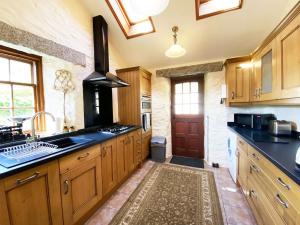 Caroles Cottage - Private Parking, Sea Views, Garden & Close To Harbour & Beach