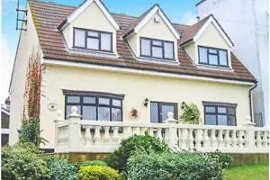 3BR Shorefield Cottage with Parking, Terrace, SEA VIEW! Nr the BEACH & Cliffs Pavillion by Luxiety Stays Serviced Accommodation - Westcliff-on-Sea