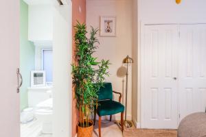 Leah Suite - Chique 2BR Apartment with Pool Table, Parking & WIFI