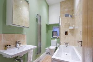 Leah Suite - Chique 2BR Apartment with Pool Table, Parking & WIFI