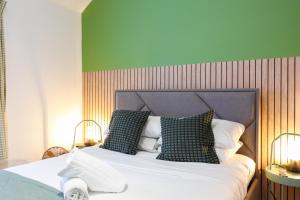 Leah Suite - Chique 2BR Apartment with Pool Table, Parking & WIFI