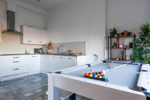 Leah Suite - Chique 2BR Apartment with Pool Table, Parking & WIFI