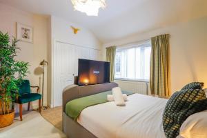 Leah Suite - Chique 2BR Apartment with Pool Table, Parking & WIFI