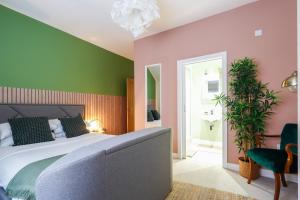 Leah Suite - Chique 2BR Apartment with Pool Table, Parking & WIFI