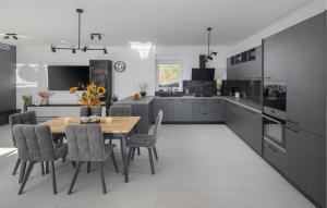 4 Bedroom Nice Home In Kastelir