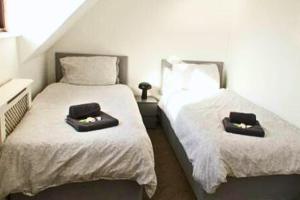 3BR Shorefield Cottage with Parking, Terrace, SEA VIEW! Nr the BEACH & Cliffs Pavillion by Luxiety Stays Serviced Accommodation