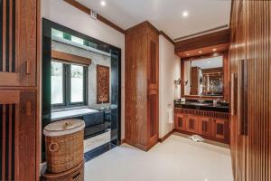 Naiharn 4br Private Pool Villa close to Beach